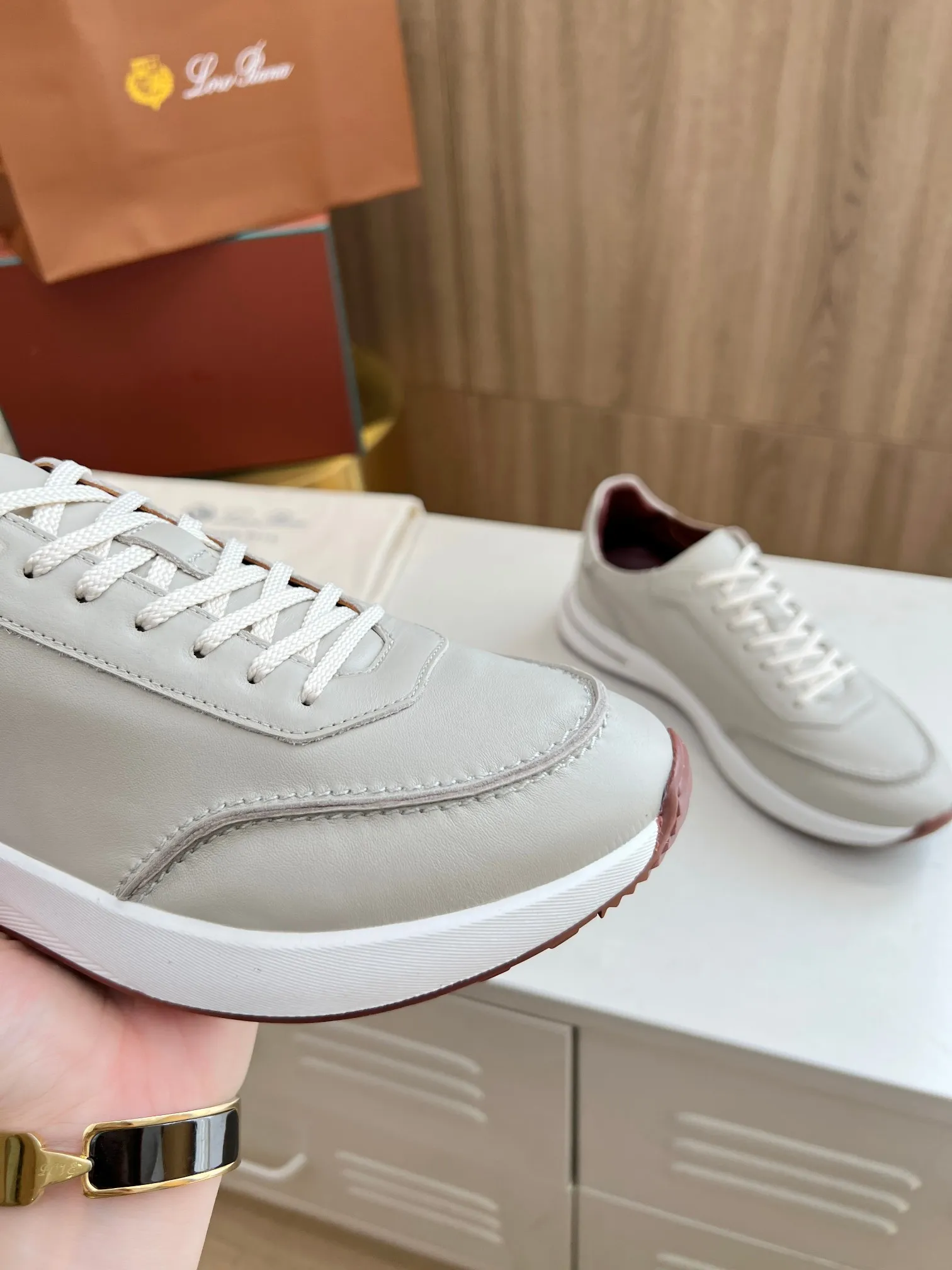 Men's Men's Shoes 💰620 👑Loro Piana* Purchase the original 1:1 copy. Founded the existing Loro Piana company on April 24, 1924. It is now the sixth generation of family business, providing high-quality products to customers who are discerning about taste and quality. Imported calfskin fabrics. The interior is made of imported A-grade water-dyed cow lining. 💝 Focus on top quality, pay for what you pay, and compare the inner details. Original authentic packaging. Code number: 39-45
